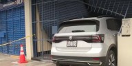 Conductora confundió el freno con el acelerador y empotró su auto contra una restaurante en La Molina