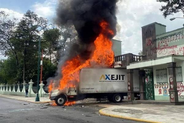 Protesta viҩlentα en Campo Militar parece provocación.