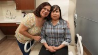 Tiene 32 años. Quedó ciega por un cáncer infantil y ahora recibió un triple trasplante de corazón, hígado y riñón
