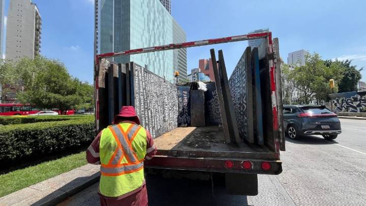 Trabajadores de la CDMX retiran tapiales de la Glorieta de las Mujeres que Luchan