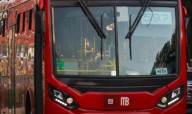 Unidad de transporte público choca contra Metrobús sobre Eje 3 Oriente en CdMx