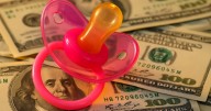 IRS lo confirmó: Estados Unidos depositará 8.000 dólares en las cuentas bancarias de las familias que tengan hijos y cumplan con este requisito