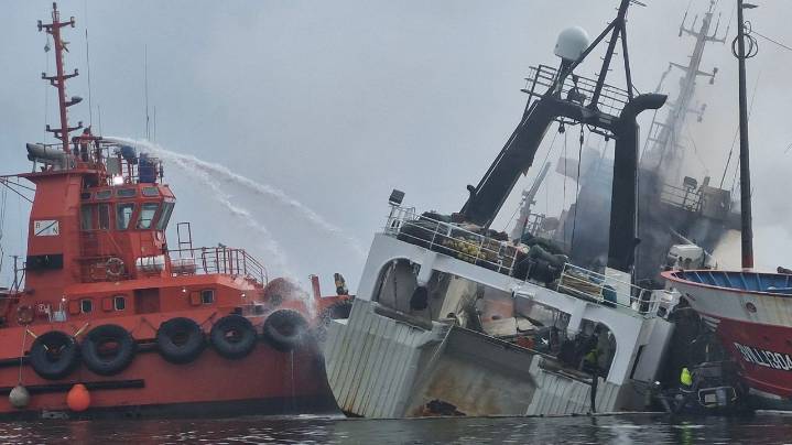 Tratan de mantener a flote el buque incendiado en el puerto de Ribeira