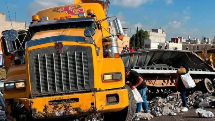 Se vuelca camión de cerveza en la México-Pirámides y desata rapiña