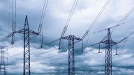 Las eléctricas creen que Competencia les ofrecerá más dinero por sus redes tras el nuevo plan del Gobierno