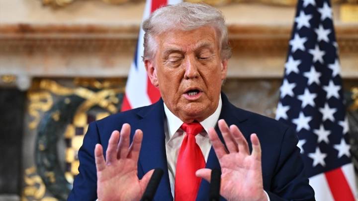 Trump amenaza con “quitarles el permiso” a los canales que le critican: "Son un brazo del Partido Demócrata"
