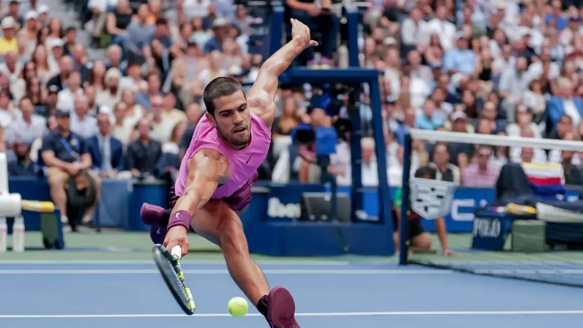 Carlos Alcaraz le pasó por encima a Novak Djokovic, lo eliminó en semifinales y clasificó a la final del US Open: va por el asalto en el escalafón