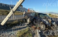 Se registra volcadura sobre Otilio; automovilista termina estrellado contra poste
