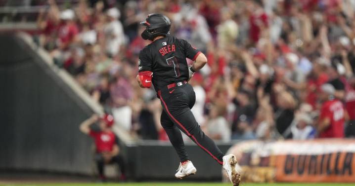Spencer Steer hits 2 of the Reds' 5 homers in a 7