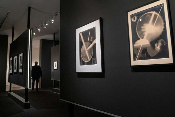 El Met de Nueva York ahonda en los rayogramas con los que Man Ray captó "objetos soñando"