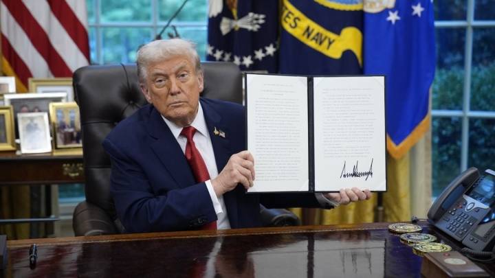 TikTok seguirá en EU tras orden ejecutiva firmada por Donald Trump bajo una nueva empresa, operada completamente por inversionistas americanos.