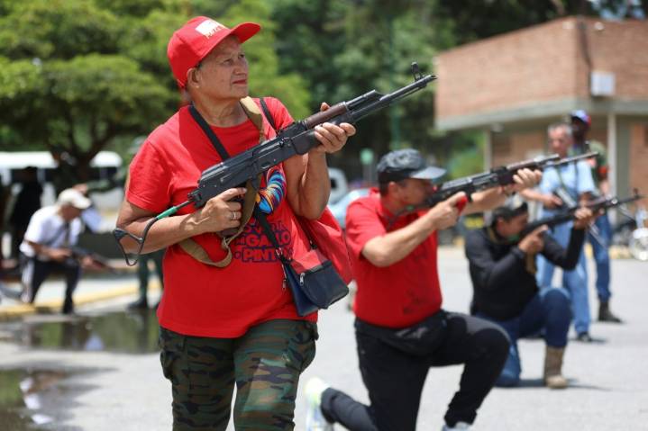 Venezuela entrena militarmente a civiles ante un eventual ataque de EEUU