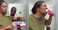 “Incluso le trajo uno a su esposo”: mujer le juega una broma lavándose los dientes con un cepillo gigante