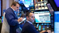 Wall Street cerró dispar ante débil confianza del consumidor, pero el Nasdaq coronó otro récord