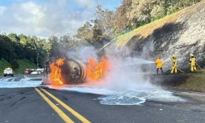 Vuelca y explota pipa con 2,500 litros de gasolina en la autopista México
