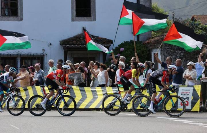 Cycling-Spain’s PM praises pro-Palestinian protesters as Vuelta race nears end