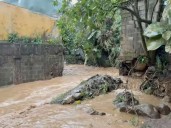Crecida de río tico próximo a capital por lluvias daña viviendas