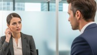 Por qué algunas personas se tocan el lóbulo de la oreja al hablar y qué significa