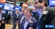 Creación de empleo en EEUU decepciona durante agosto: arrastra a Wall Street y el oro anota máximos
