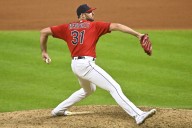 Guardians reliever undergoes knee surgery before playoffs