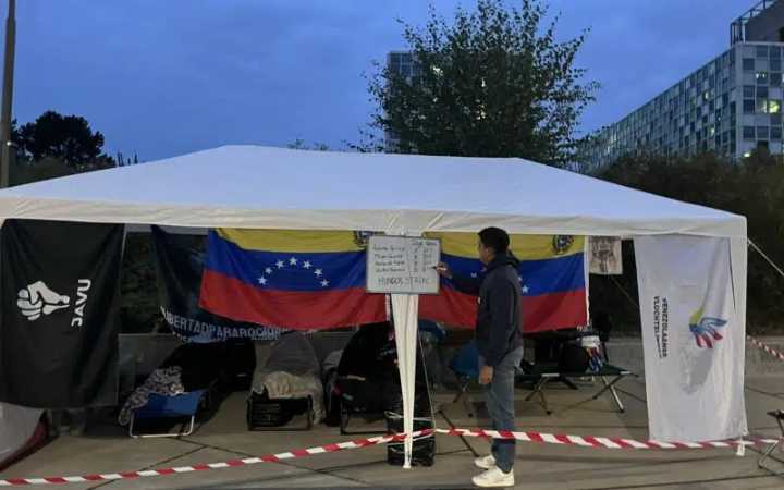 (VIDEO) Venezolanos en la CPI levantan huelga de hambre tras ser recibidos por fiscales