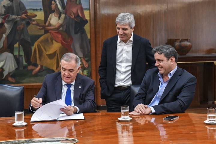 Pulseada. Milei tiene previsto vetar la ley de ATN y pone a “Toto” Caputo para negociar uno a uno con los gobernadores