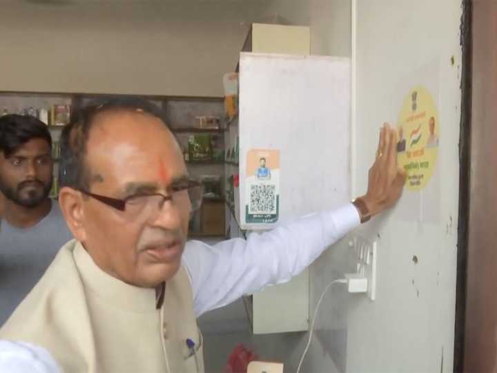 MP: Union Minister Shivraj Chouhan meets shopkeepers