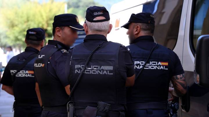 Del altar al calabozo: la Policía desmantela a un grupo neonazi en Madrid tras la boda de su líder, el Ratilla