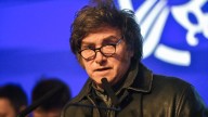 Golpeado, Milei reunió a su tropa para ordenar la campaña