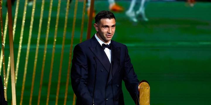El blooper en la entrega del Balón de Oro que tuvo al Dibu Martínez como protagonista