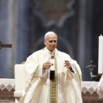El papa León XIV, el más joven en décadas,...