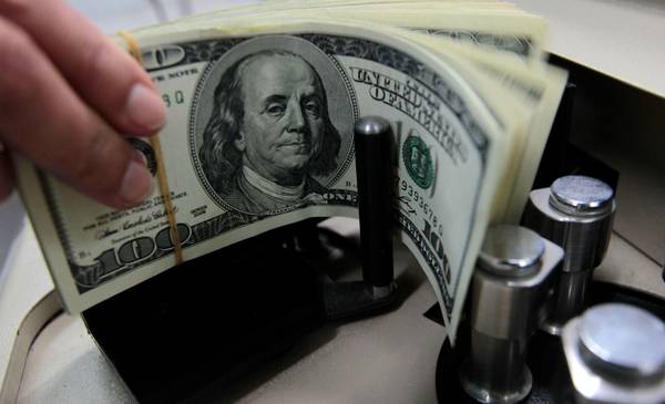 A cuánto abrieron el dólar oficial y el blue este lunes
