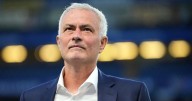 Mourinho blows a kiss to Chelsea fans on return to Stamford Bridge