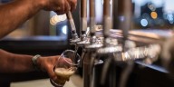 La buena noticia que recibieron los que toman cerveza, pero que cambiaría con los nuevos impuestos del Gobierno Petro