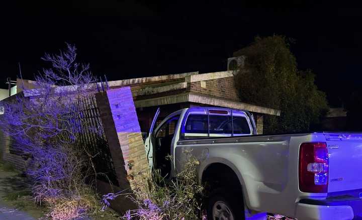 Una camioneta chocó contra el frente de una casa en la avenida Perón