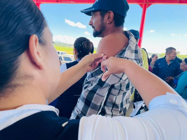 Continúa Estado con jornadas de vacunación en comunidades de la Sierra Tarahumara