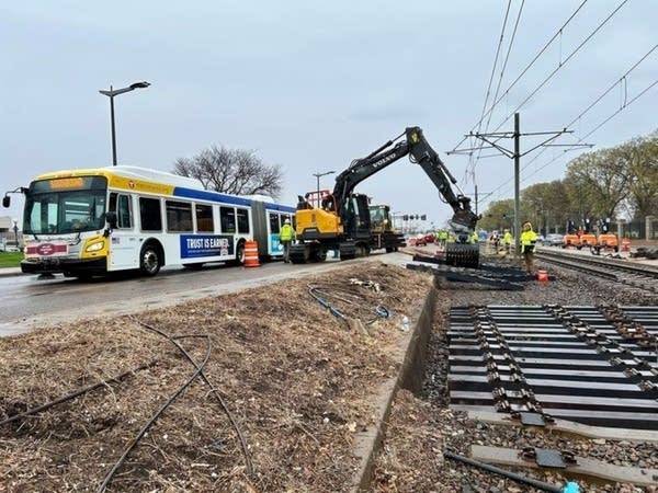 Buses to replace trains on Blue Line, Green Line