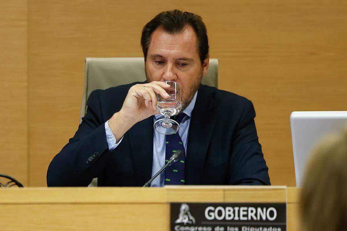 Puente anticipa dos años más de incidencias por trenes obsoletos mientras una caída del sistema informático de Adif causa paradas y retrasos
