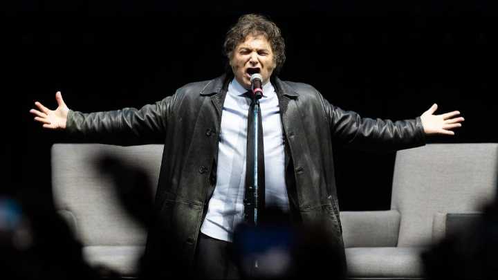 Milei presentará su libro y tocará con su banda en el Movistar Arena