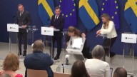 Video: Momento en que Ministra de Salud Sueca se Desmaya en Plena Conferencia de Prensa