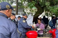 Ofrecen policías comida y apoyo a familias en el Leñero