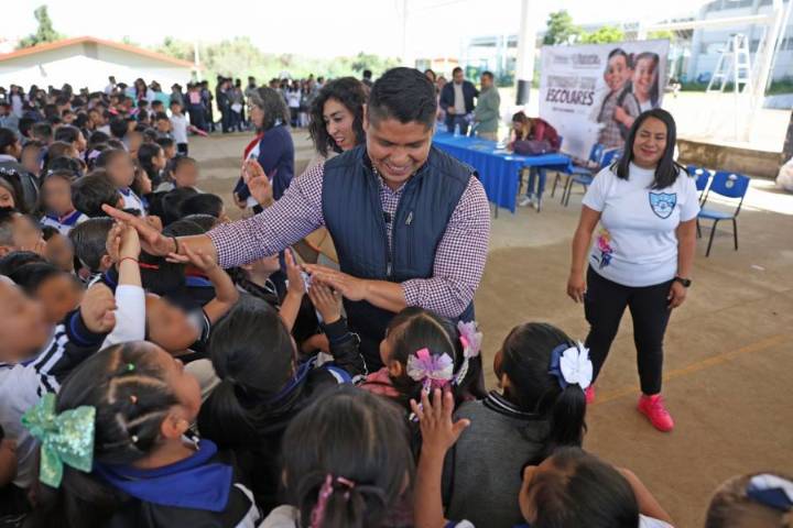 Omar Muñoz y Tere Alfaro continúan entrega de kits escolares