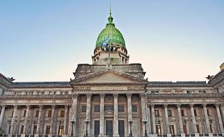 El Senado aprobó la modificación del régimen que regula los DNU
