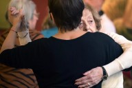 ¿Bailar tango ayuda a aliviar el Parkinson? En Argentina llevan más de una década con esta terapia