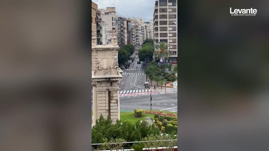 La alerta roja deja esta imagen insólita de la calle Colón en València