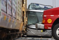 Colisión entre un tren y un autobús deja saldo de 10 muertos y 61 heridos en Atlacomulco