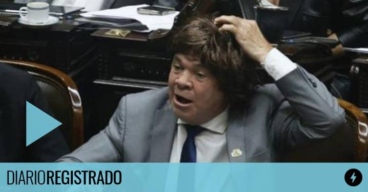 El peronista Leiva se puso una peluca para rechazar el veto de Milei y armó un show en el recinto