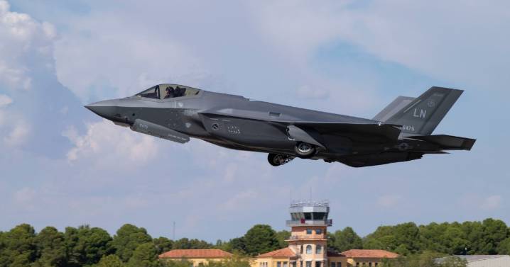 Trump redobla su pulso contra Maduro y envía diez F-35 a Puerto Rico para combatir el narcotráfico
