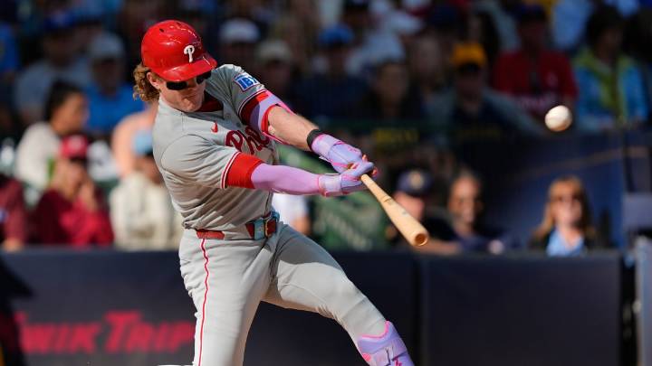 Phillies stay persistent in chaotic win over Brewers