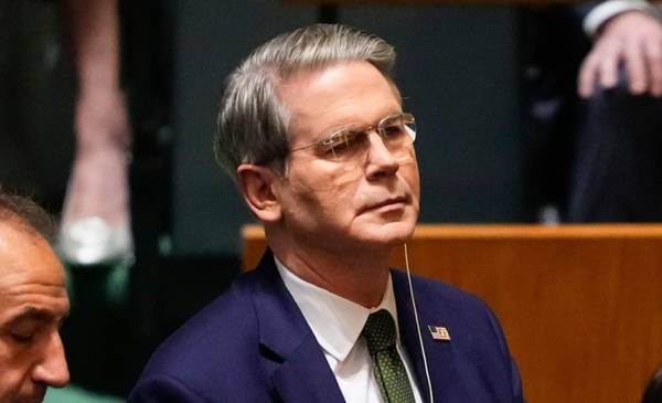 Nuevo respaldo del secretario del Tesoro: cruzó a una senadora que cuestionó la ayuda a la Argentina